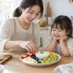 아이와 함께 과일과 요거트 간식 접시를 준비하는 보호자